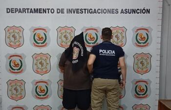 Este hombre fue detenido porque pesaba en su contra una orden de captura por estafa y además, tiene más de 35 antecedentes penales.