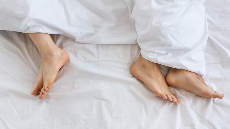 Pareja en la cama.