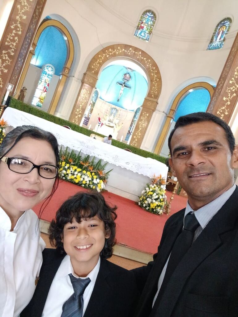 Juan Manuel, junto a su esposa y su hijo, acompaña con dedicación las celebraciones en la Basílica.