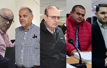 Cinco hombres: uno con gafas y camisa rosa, otro en chaqueta negra, uno serio en chaqueta roja, otro en chaqueta oscura.