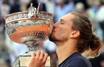 El alemán Alexander Zverev besa el trofeo de los Mosqueteros (Copa de los Mosqueteros) tras ganar la final masculina contra el italiano Flavio Cobolli en el torneo de tenis de Grand Slam de Roland Garros, en París.