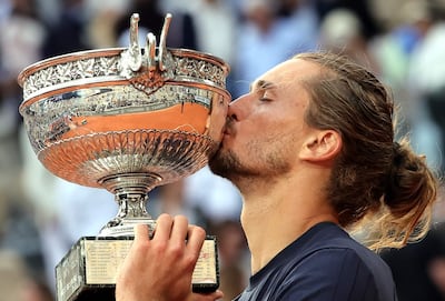 El alemán Alexander Zverev besa el trofeo de los Mosqueteros (Copa de los Mosqueteros) tras ganar la final masculina contra el italiano Flavio Cobolli en el torneo de tenis de Grand Slam de Roland Garros, en París.