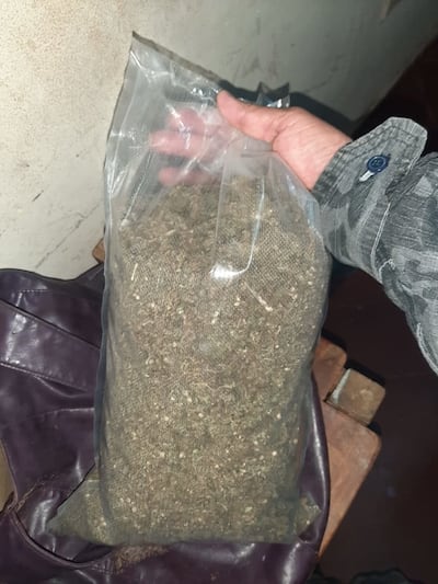 Paquete de marihuana arrojado desde el exterior del penal.