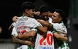 Los jugadores de Rubio Ñu celebran un gol en el partido frente a Recoleta FC por la segunda fecha del torneo Apertura 2026 de la Primera División de Paraguay en el estadio La Arboleda, en Asunción, Paraguay.