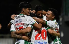 Los jugadores de Rubio Ñu celebran un gol en el partido frente a Recoleta FC por la segunda fecha del torneo Apertura 2026 de la Primera División de Paraguay en el estadio La Arboleda, en Asunción, Paraguay.