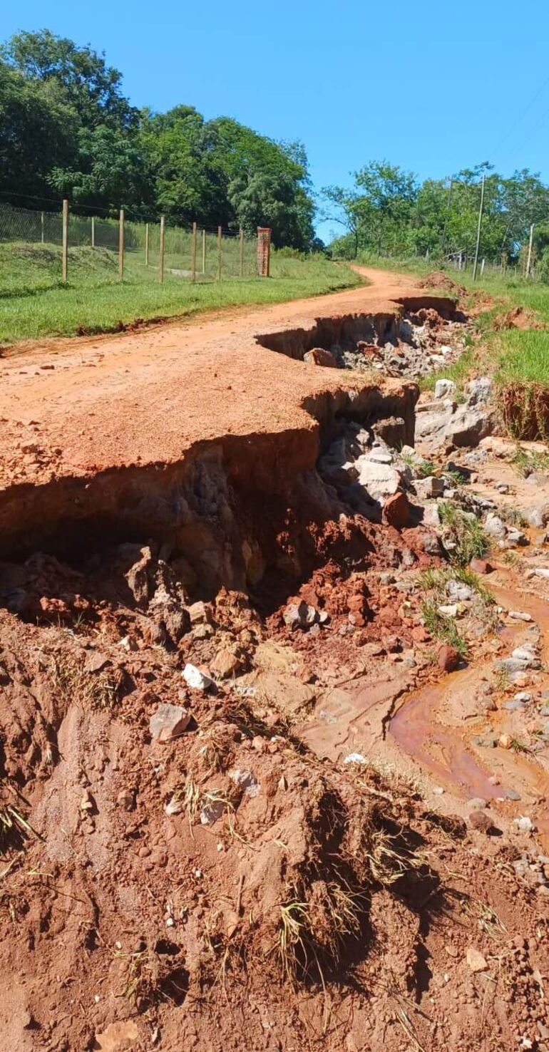 Reclaman al MOPC atender el tramo en la compañía Itakyty, donde se formó una peligrosa zanja.