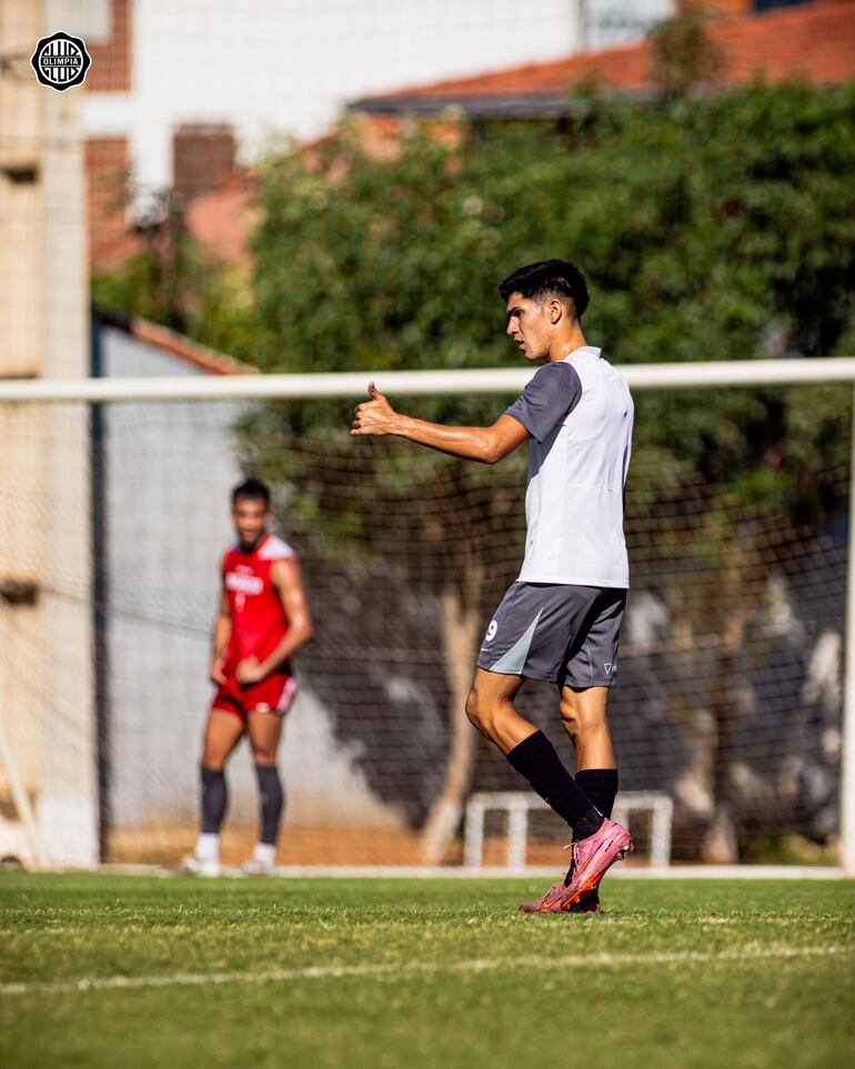 Luis Carlos Abreu volante ofensivo de Olimpia fue el autor del empate definitivo en la Villa Olimpia. (Foto: @elClubOlimpia)