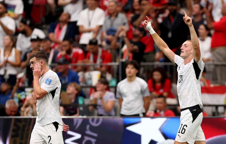 Finn Surman #16 de Nueva Zelanda celebra tras marcar el primer gol de su equipo durante el partido del Grupo G de la Copa Mundial de la FIFA 2026 entre Nueva Zelanda y Egipto en el BC Place, Vancouver.