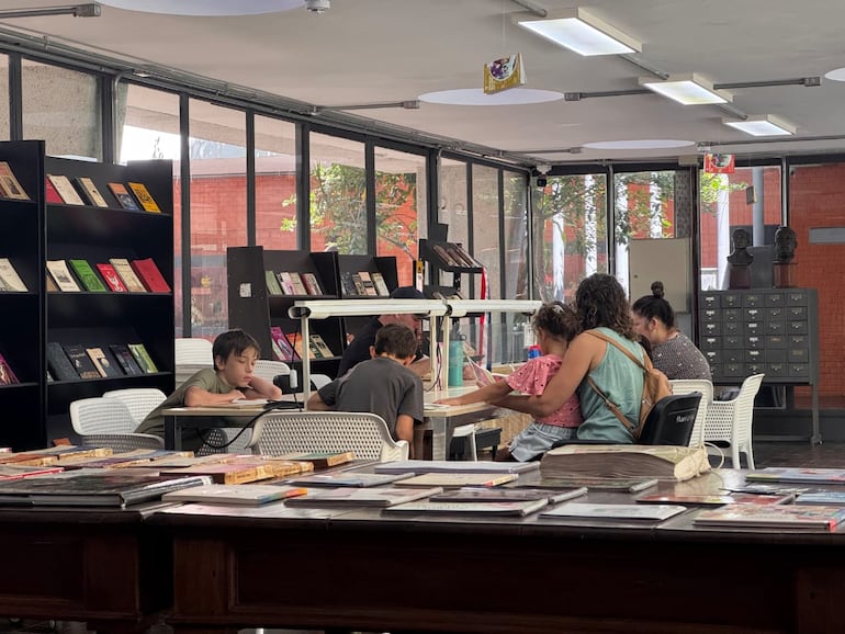 La gente puede elegir distintos materiales durante los "Sábados de lectura", visitando la Sala de Colecciones de la Biblioteca Nacional.