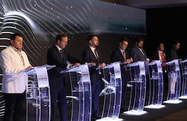 Desde la izquierda, los candidatos a la presidencia de Bolivia, Jhonny Fernández, de Alianza Fuerza del Pueblo; Jorge Tuto Quiroga, de Alianza Libre; Eduardo del Castillo, del oficialista Movimiento al Socialismo (MAS); Rodrigo Paz Pereira, por el Partido Demócrata Cristiano; Samuel Doria, por Alianza Unidad; Fidel Tapia, por Nueva Generación Patriótica y Andrónico Rodríguez, de alianza Popular, participaron de un debate, en el marco de las elecciones generales del 17 de agosto, en la ciudad de Santa Cruz (Bolivia).