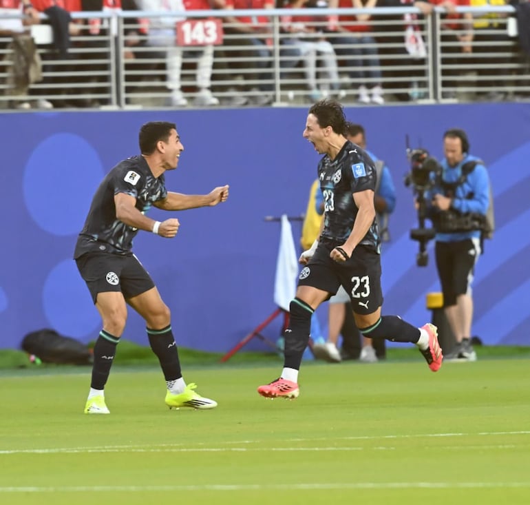 Festejo de Matías Galarza autor del tanto de apertura en el marcador, celebra su anotación acompañado por Junior Alonso.