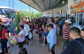 Masiva concurrencia de viajeros en la terminal de Villarrica.