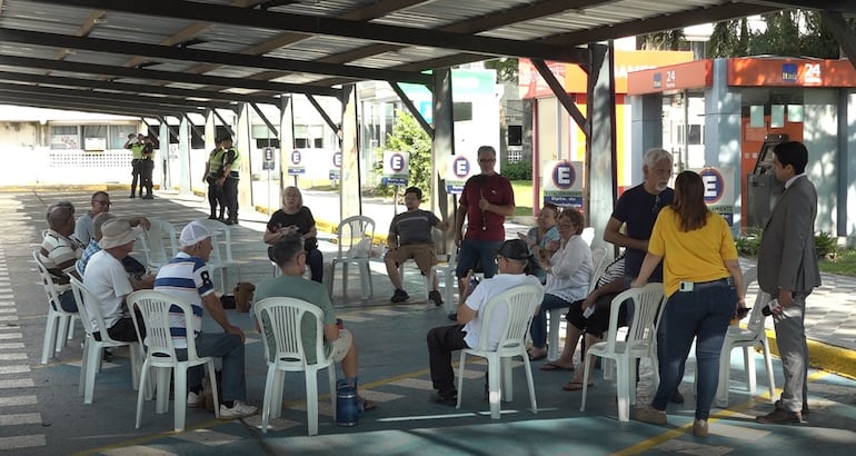 Miembros de la Asociación Nacional de  Asegurados del IPS se reunieron en plenaria el sábado último en el Hospital Central. Una de las medidas tomadas, es la exigencia de renuncia del Consejo de Administración. 