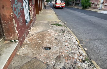 Herrera casi Iturbe: vereda totalmente destruida en la parada de colecivos es un peligro de accidentes.