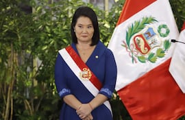 La presidenta de Perú, Keiko Fujimori, reacciona durante la toma de juramento de su gabinete ministerial este martes, en Lima (Perú).