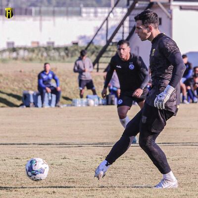 Momento exacto en el que Gaspar Servio abre el pie para colocar el remate desde los doce pasos y marcar el tanto para Guaraní.