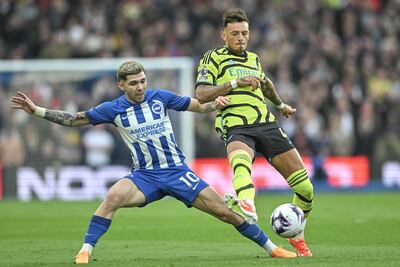 El paraguayo Julio Enciso (i), futbolista del Brighton, pelea por el balón en un partido frente al Arsenal por la Premier League de Inglaterra.