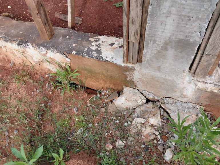 Estructura deteriorada con grietas y escombros, mostrando el estado de abandono en el Colegio Nacional Catalina Salinas de Cáceres.