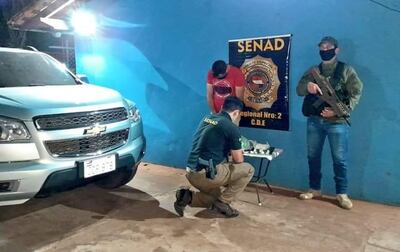 Luis Alberto Arza Rojas y las evidencias incautadas en la base de la Senad en Ciudad del Este.