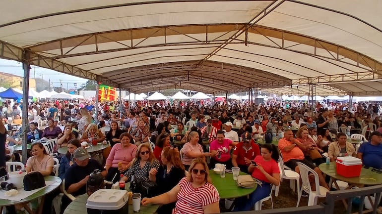 La participación fue multitudinaria tanto que se extendieron mesas y sillas fuera del toldo montado.