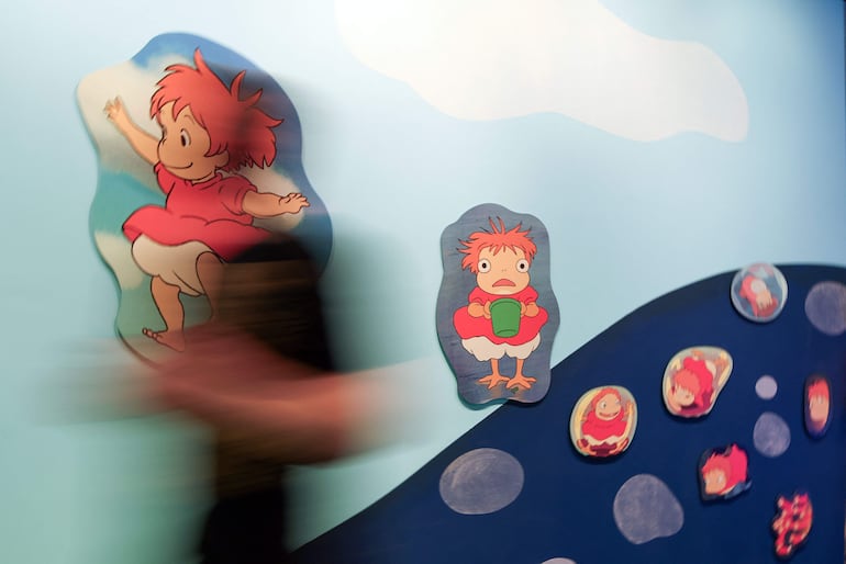 Un visitante pasa junto a dibujos de los personajes exhibidos durante la presentación para medios de PONYO de Studio Ghibli en el Academy Museum, en Los Ángeles, el 12 de febrero de 2026.
