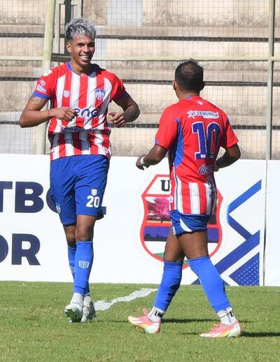 Willian Ramón "Nani" Santander va al encuentro de Fernando Vega para congratularlo por el gol, que le dio la victoria a Encarnación contra Rubio Ñu.