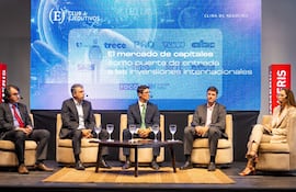 Wildo González, Elías Gelay, Joshua Abreu y Eduardo Borgognon durante el conversatorio del Club de Ejecutivos del Paraguay.