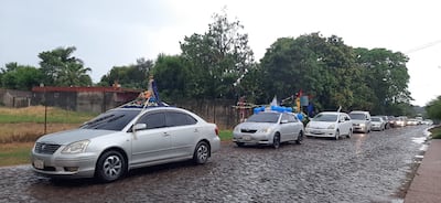 La procesión fue seguida por una larga fila de vehículos que acompañaron la imagen de la Virgen de Caacupé.