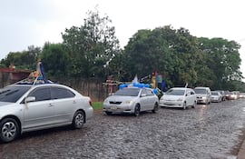 La procesión fue seguida por una larga fila de vehículos que acompañaron la imagen de la Virgen de Caacupé.