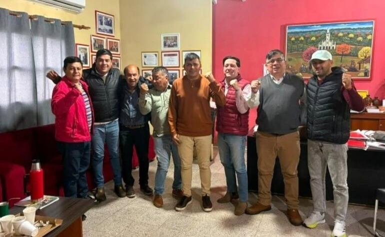 Denis Torres rodeado de concejales y candidatos a concejales leales.