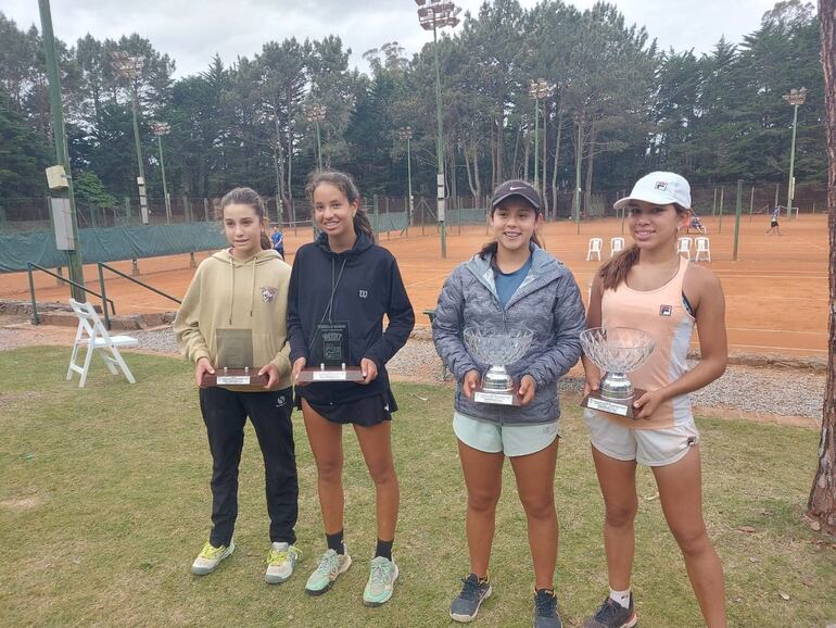 Las paraguayas Zoe Doldán (de negro) y Valeria Santander (derecha), avanzan en Buenos Aires.