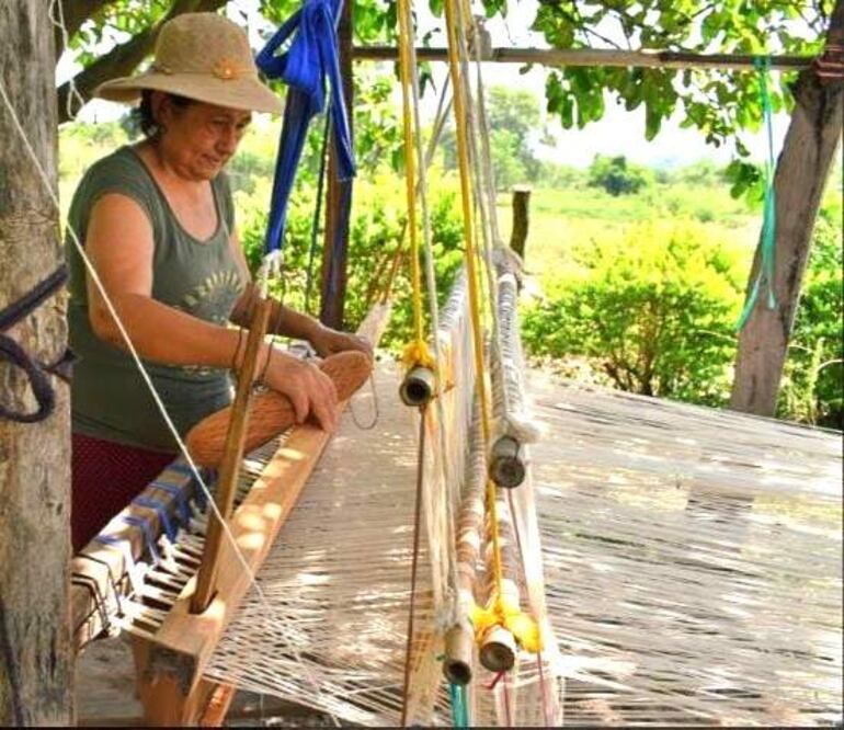 La artesana Mirta Orihuela confecciona con el telar de cuatro lisos.