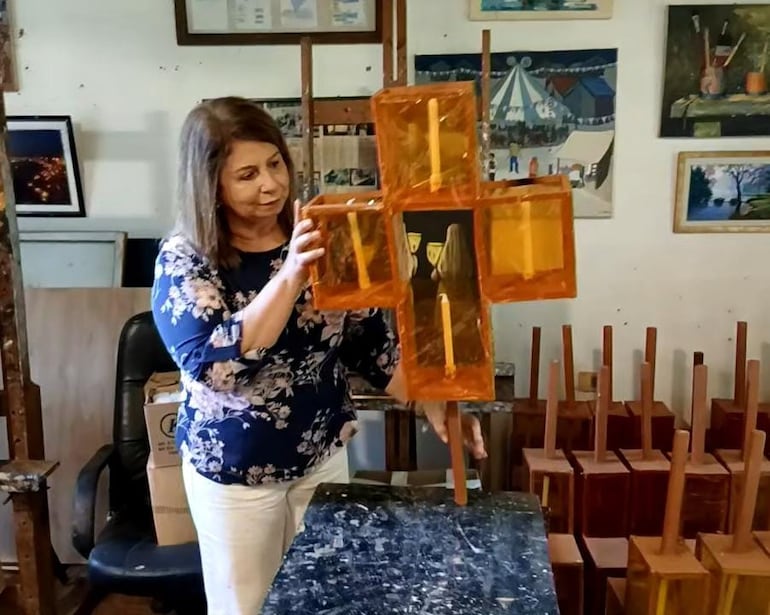 Norma Fretes exhibiendo uno de los faroles que llevarán los estacioneros este año.