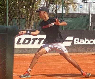 Tadeo Ávalos cosiguió la única victoria del Team Paraguay en la jornada de ayer. El tenista avanzó a los octavos de final en la categoría de 16 años.