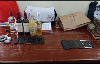 Las bebidas alcohólicas, así como cinco celulares y dos cargadores fueron requisados de la celda de Ramón González Daher, los otros cinco teléfonos móviles, de su hijo Fernando González Karjallo.