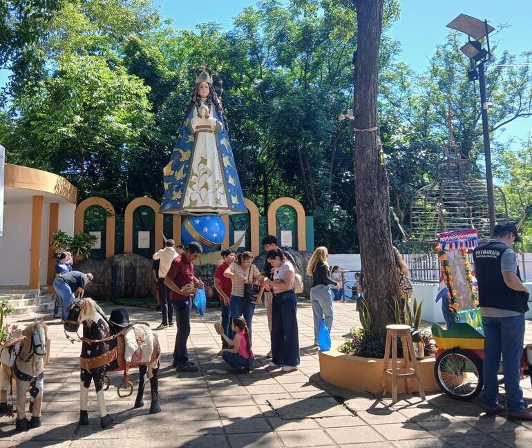 La escultura de la Virgen en Tupãsy Ykuá también atrae la atención de fieles y turistas, convirtiéndose en otro punto emblemático de devoción en Caacupé.