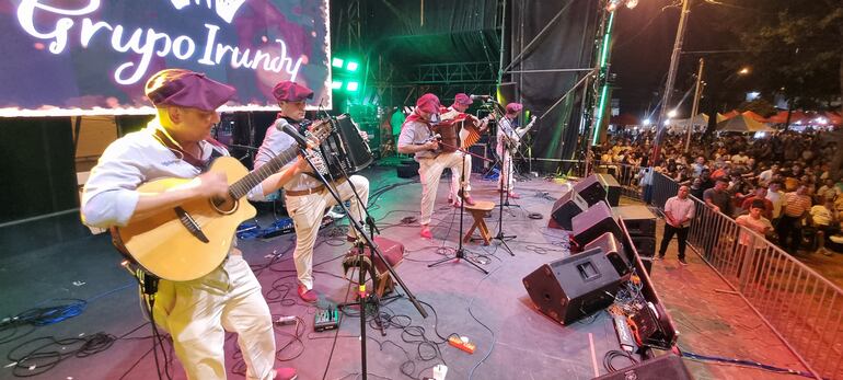 El Grupo Irundy, de Corrientes, Argentina, fue otro de los artistas internacionales.