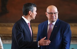 AME1539. ASUNCIÓN (PARAGUAY), 09/04/2026.- El presidente de Paraguay, Santiago Peña (i), habla con el nuevo ministro de Economía y Finanzas de Paraguay, Óscar Lovera, durante la ceremonia de juramento en el cargo este jueves, en Asunción (Paraguay). EFE/ Juan Pablo Pino