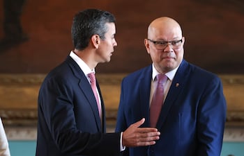 AME1539. ASUNCIÓN (PARAGUAY), 09/04/2026.- El presidente de Paraguay, Santiago Peña (i), habla con el nuevo ministro de Economía y Finanzas de Paraguay, Óscar Lovera, durante la ceremonia de juramento en el cargo este jueves, en Asunción (Paraguay). EFE/ Juan Pablo Pino