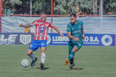 El volante zurdo, Fredy Ayala intenta filtrar el pase ante la presencia de José Ayala Pacheco. (Foto: APF)