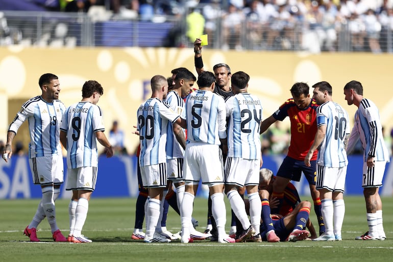 l árbitro Slavko Vincic muestra una tarjeta amarilla al argentino Leandro Paredes (C, de espaldas) durante el partido de la final de la Copa Mundial de la FIFA 2026 entre España y Argentina, en East Rutherford, Nueva Jersey, EE. UU..