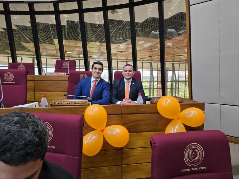 Con globos naranjas, los diputados de Yo Creo, Guillermo Rodríguez y Walter García celebraron ayer la victoria en Ciudad del Este por sobre el Partido Colorado.