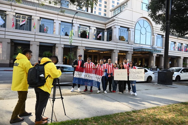 Los paraguayos residentes en San José vinieron a dar su aliento a la Albirroja.