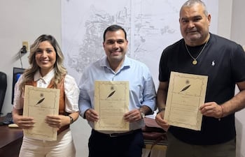 Belén Maldonado, Manuel Manolo Achucarro y José Luis Chilavert firmando el acuerdo electora de medición.