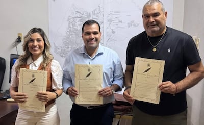 Belén Maldonado, Manuel Manolo Achucarro y José Luis Chilavert firmando el acuerdo electora de medición.
