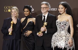 La productora Sara Murphy, la actriz Teyana Taylor, el cineasta Paul Thomas Anderson y la actriz Chase Infiniti posan con los premios obtenidos por "Una batalla tras otra".