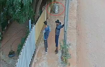 Nahuel González y Nelson Giménez tras ser detenidos en sede de la Comisaría Novena de Limpio.