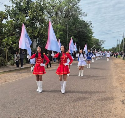 Los estudiantes de Ypacaraí desfilaron con elegancia y orgullo, llenando de color y alegría la celebración por los 139 años de la ciudad.