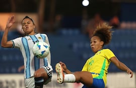 AME4817. VILLA ELISA (PARAGUAY), 13/02/2026.- Adrielly (d) de Brasil disputa un balón con Luzmila Ramírez de Argentina este viernes, en un partido del Sudamericano Femenino Sub-20 entre Brasil y Argentina en el estadio Luis Alfonso Giagni en Villa Elisa (Paraguay). EFE/ Juan Pablo Pino