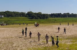 Agentes policiales y militares acompañan la intervención en el arroyo Ñeembucú, donde hallaron sin vida al niño desaparecido desde el domingo.